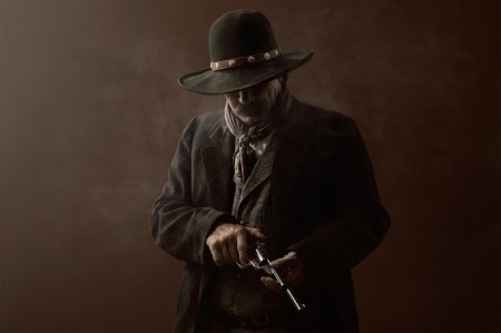 Шляпа и револьвер