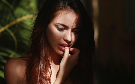 Надменный взгляд девушки