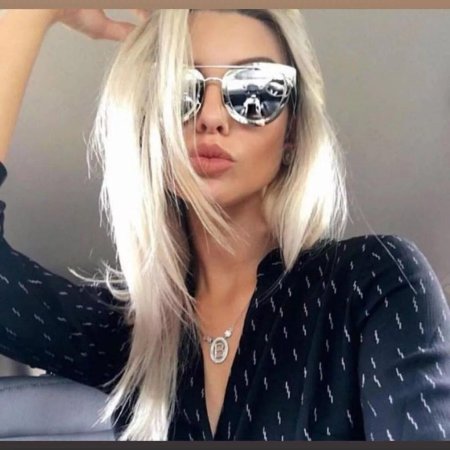 Блондинка в очках