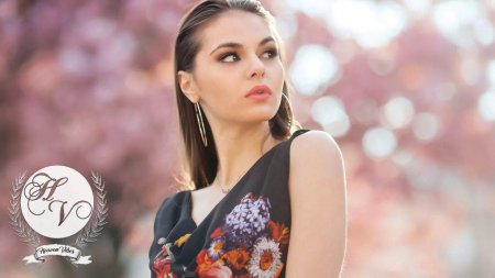 Девушка в платье