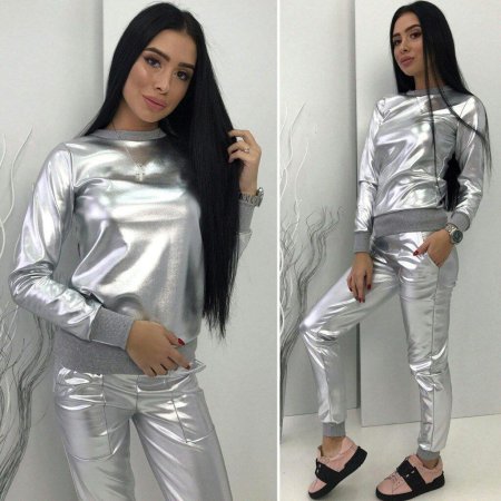 Серебристый спортивный костюм