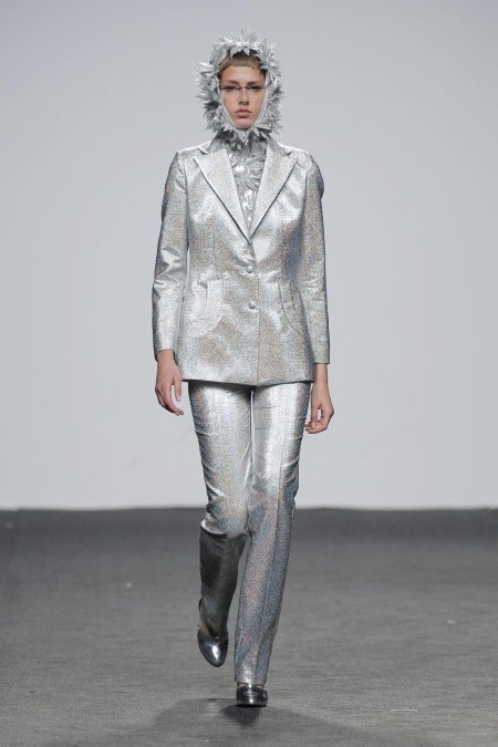 Серебристый костюм