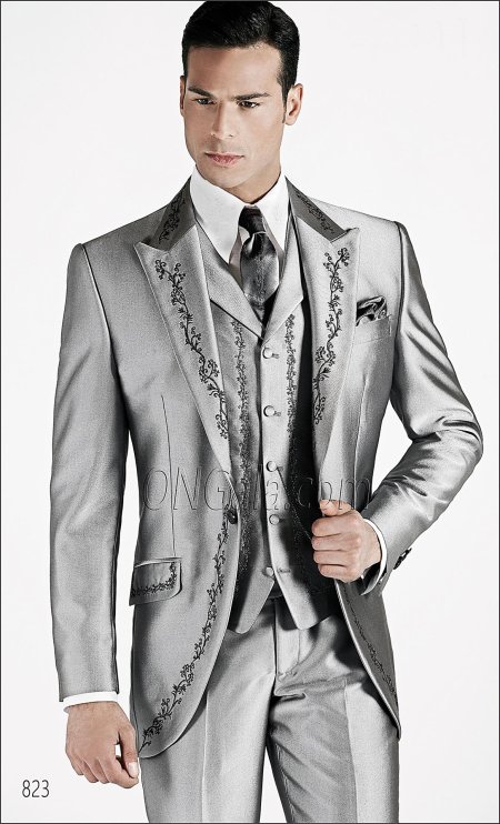 Серебристый костюм мужской