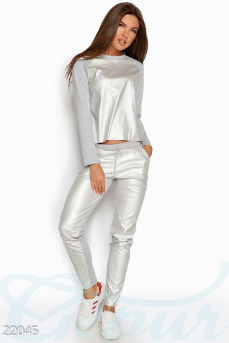 Серебристый спортивный костюм женский