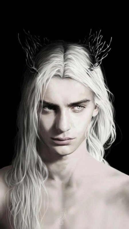 Мужчина с длинными белыми волосами