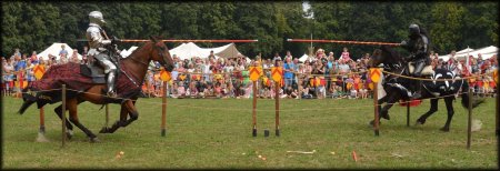 Рыцарский турнир на лошадях с копьями