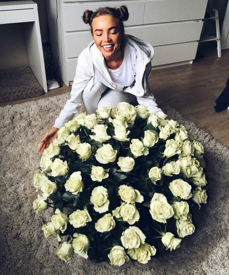 Селфи с букетом цветов