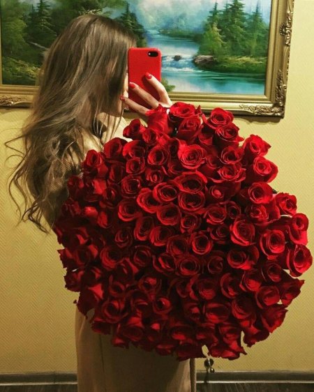 Девушка с букетом роз