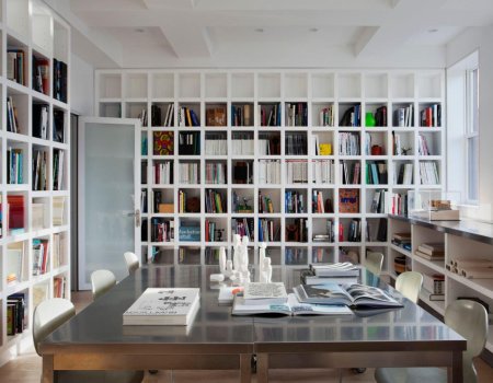 Комната с книжными полками