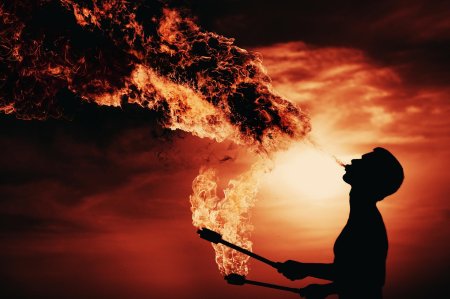 Выдувает огонь