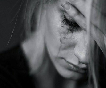 Девушка плачет
