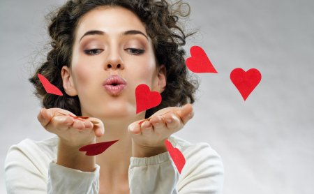 Девушка с сердечком