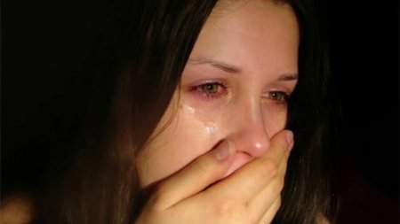 Девушка плачет дома