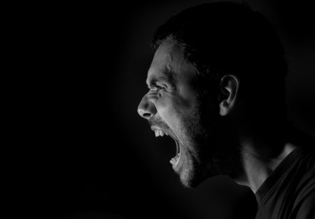 Человек кричит