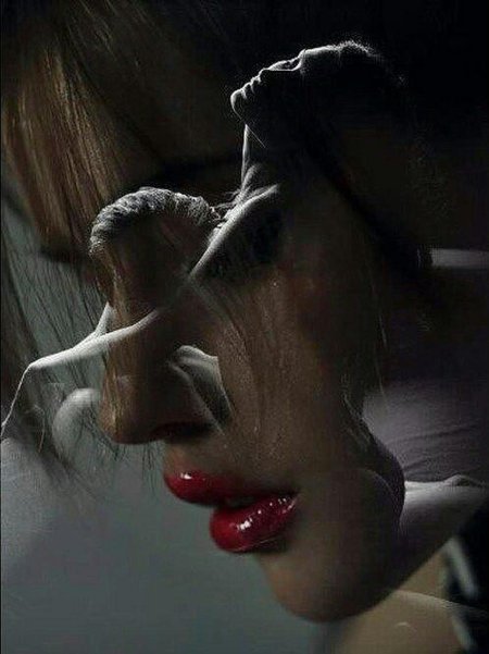 Девушка кричит от душевной боли