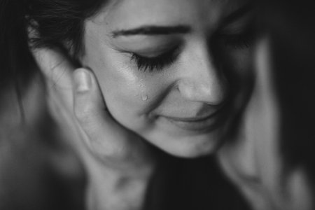 Девушка плачет