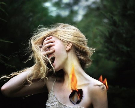 Девушка с огнем