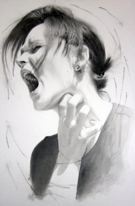 Человек кричит от боли