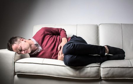 Человек мучается