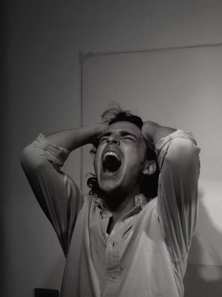 Парень кричит