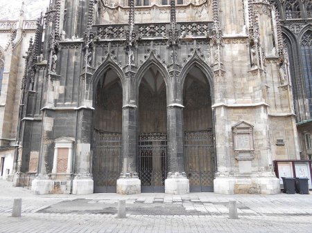 Исполинские ворота собора Святого Стефана