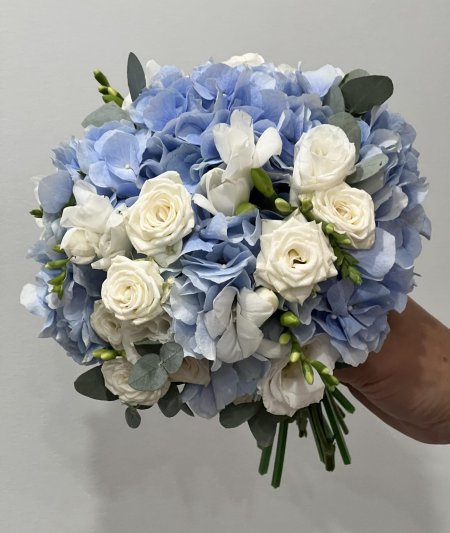Букет невесты с голубой гортензией