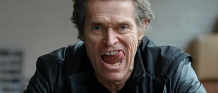 Уиллем дефо улыбается