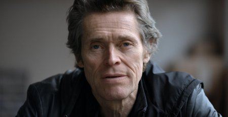 Уиллем дефо улыбается