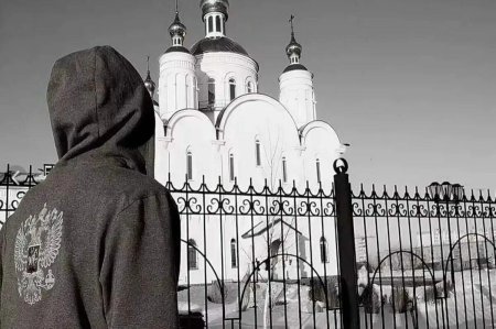 Парень возле церкви