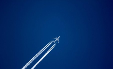 Самолет в небе