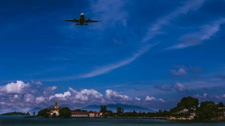 Самолет в небе