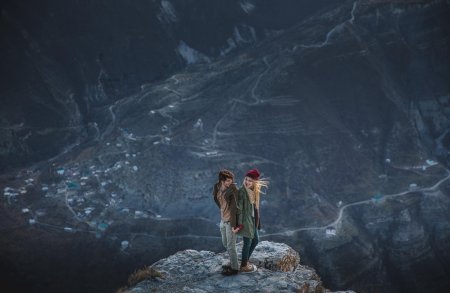 Человек на краю горы