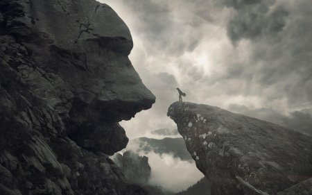 Человек на обрыве