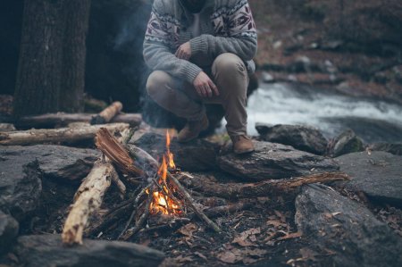 Парень у костра