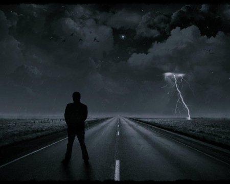 Одинокий человек на дороге