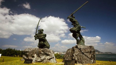 Сасаки Кодзиро памятник