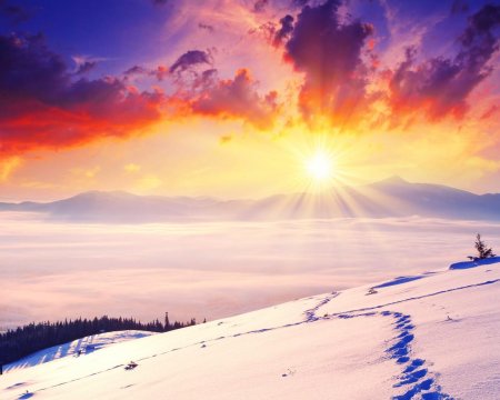 Рассвет в горах зимой