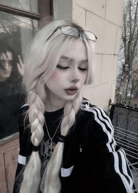 Бледная девушка