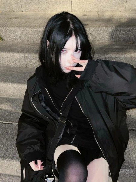 Девушка брюнетка