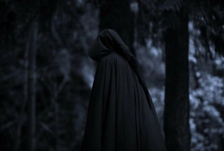 Человек в плаще с капюшоном