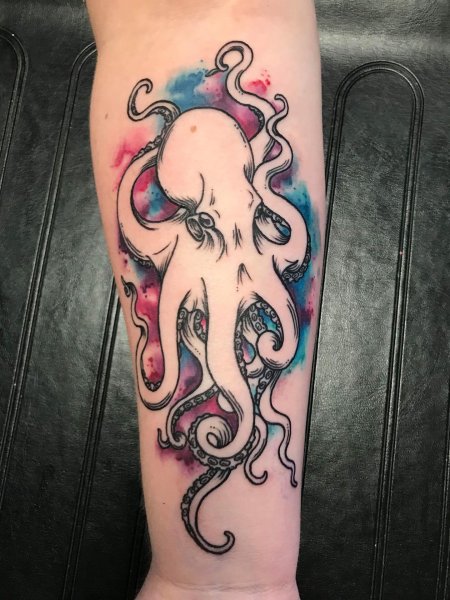 Тату осьминог у девушки