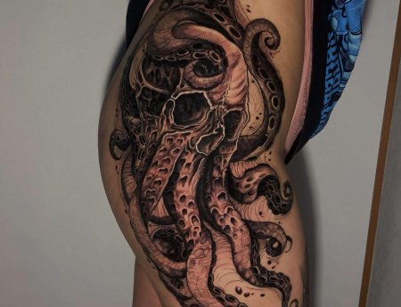 Тату осьминог на бедре