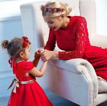 Мама и дочка в красных платьях