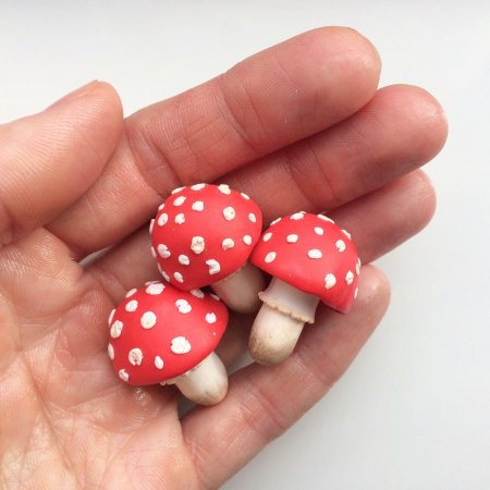 Мухомор из пластилина