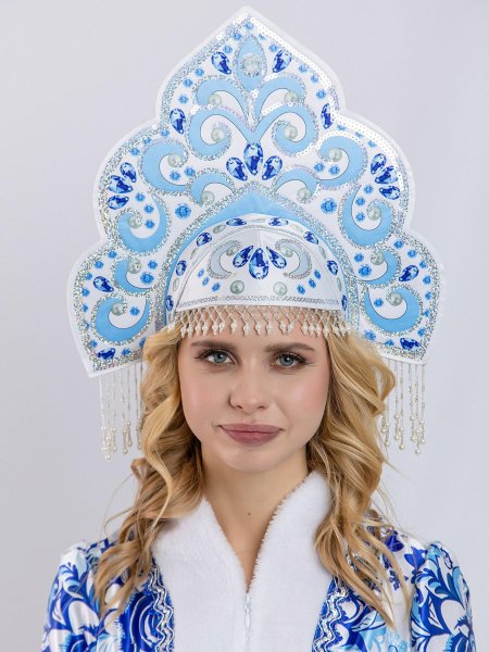 Кокошник на белом фоне