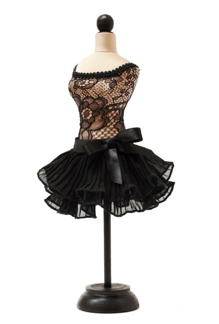 Платье на манекене