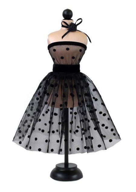 Платье на манекене