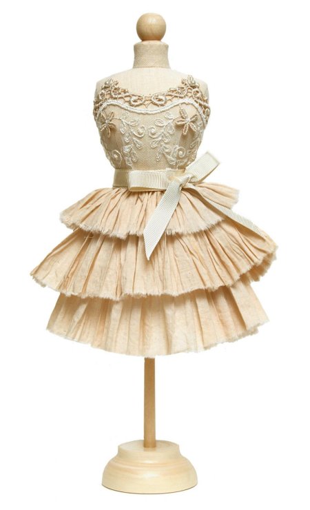 Платье на манекене