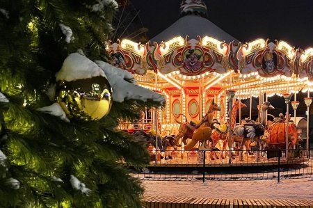 Красная площадь зима 2023 развлечения Карусель
