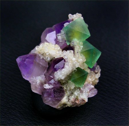 Аметист на флюорите